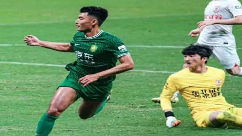 NBA赛场昨日豪取全胜佳绩，火箭队强势崛起，谁将接棒称霸？一触即发！